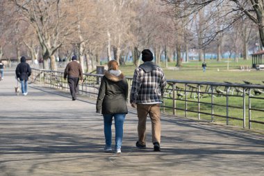 Michigan Metro Parkı Corona Virüsü sırasında, ABD 'de insanlar parkta boş vakit geçiriyor 