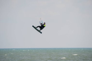 Uçurtmacı adam okyanus suyunda pratik yapıyor, ABD, 2020, Michigan Metro