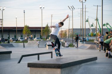 Detroit, Michigan, ABD - 10.10.2019: Detroit 'te kaykaycılar ve motorcular alacakaranlıkta numara yapıyor