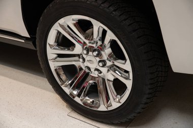 Detroit, Michigan, ABD - 06.29.2019: General Motors 2019 araçları ve Chevrolet araçları şu anda GM genel merkezinde sergilenmektedir.