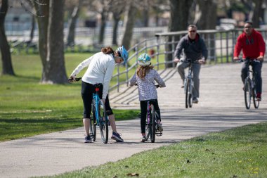 İnsanlar parkta bisiklete biniyor, Michigan Metro Parkı etkinliği Covid 19, Corona Virüsü
