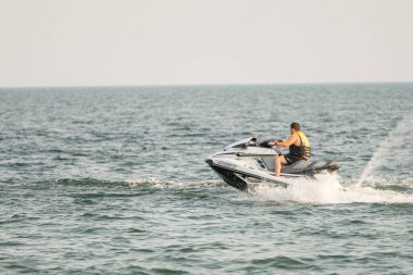 Dalgacılar ve su araçları gölde numaralar yapıyor..