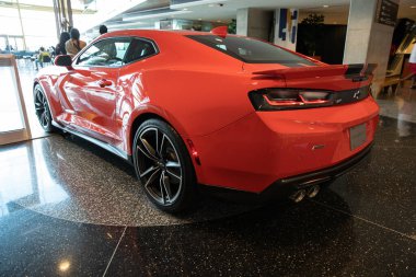 Detroit, Michigan, ABD - 06.29.2019: General Motors 2019 araçları ve Chevrolet araçları şu anda GM genel merkezinde sergilenmektedir.