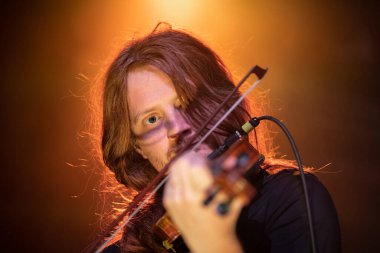 Detroit, Michigan, ABD - 2.05.2019: The Devil Makes Three Saint Andrew 's Hall' da canlı performans sergiliyor