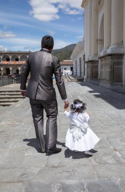Bilinmeyen baba düğünden dönerken kızının elini tutuyor.
