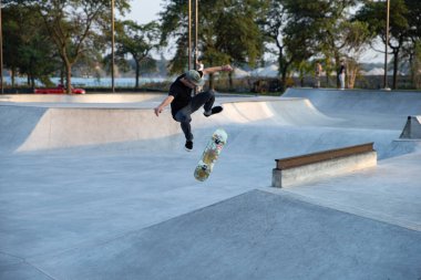 Detroit, Michigan, ABD - 09.30. 2019: Patenciler Detroit 'teki kaykay parkında gün batımında pratik yapıyorlar.