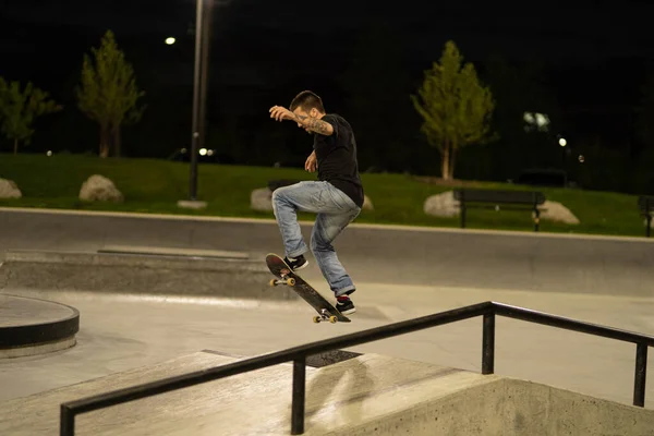 デトロイト ミシガン州 アメリカ 2019 暗闇の後スケートボードパークで彼らのトリックを練習スケート選手 — ストック写真