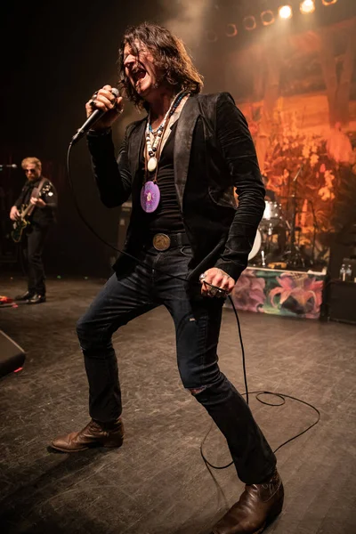 Detroit, Michigan / USA - 04-23-2019: Rival Sons rock grubunun vokalisti Jay Buchanan Fillmore Detroit 'te canlı performans sergiliyor