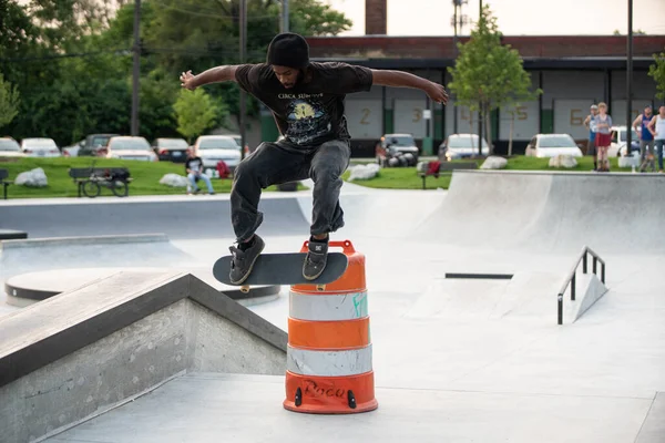 Detroit Michigan Usa 2019 Skater Üben Ihre Tricks Bei Sonnigem — Stockfoto