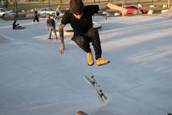 Detroit Michigan Usa 2019 Skater Üben Tricks Bei Sonnenuntergang Skatepark — Stockfoto