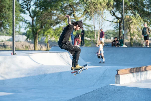 Detroit Michigan Usa 2019 Skaters Gyakorló Trükkök Napsütéses Nap Detroit — Stock Fotó