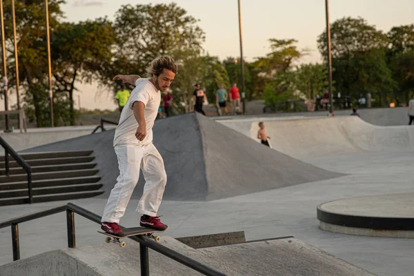 Detroit Michigan Eua 2019 Patinadores Praticam Truques Pôr Sol Parque — Fotografia de Stock