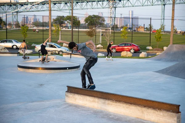 Detroit Michigan Usa 2019 Πρακτική Εξάσκηση Skaters Στο Ηλιοβασίλεμα Στο — Φωτογραφία Αρχείου
