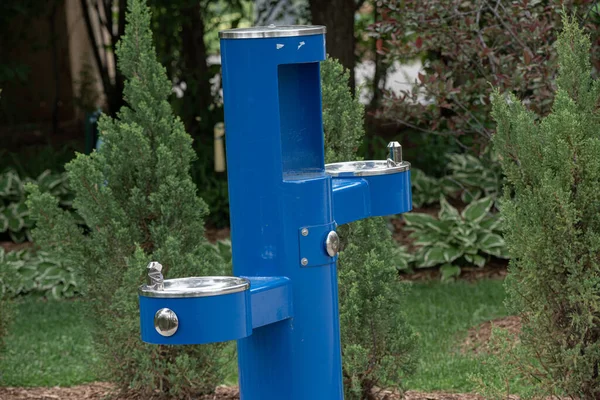 饮水机在你的徒步旅行路上给你浇水 — 图库照片