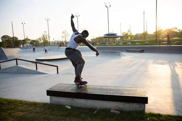 Detroit Michigan Usa 2019 Łyżwiarze Ćwiczą Sztuczki Zachodzie Słońca Skateparku — Zdjęcie stockowe