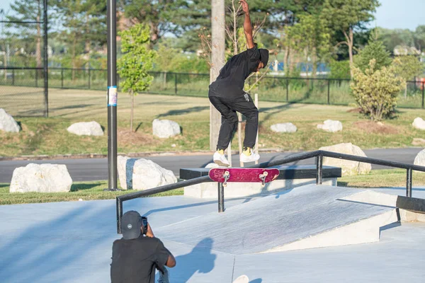 미시간주 디트로이트 2019 디트로이트 스케이트 공원에서 묘기를 부리는 스케이트 선수들 — 스톡 사진