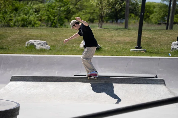 Detroit Michigan Usa Maj 2020 Łyżwiarze Rowerzyści Ćwiczący Sztuczki Skateparku — Zdjęcie stockowe