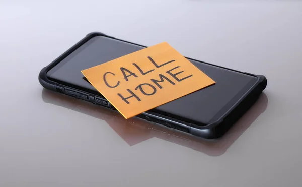 Smartphone Con Una Nota Promemoria Che Dice Call Home — Foto Stock