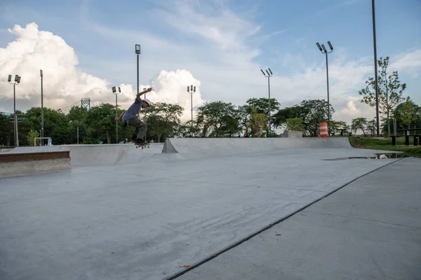 Detroit Michigan Usa 2019 Skaters Oefenen Trucs Skateboards Het Centrum — Stockfoto