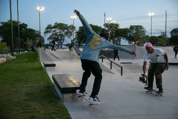 Detroit Michigan Estados Unidos 2019 Patinadores Ciclistas Practican Trucos Atardecer —  Fotos de Stock