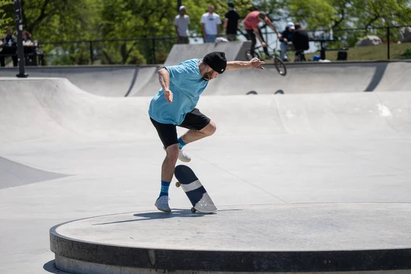 Detroit Michigan Estados Unidos Mayo 2020 Patinadores Ciclistas Practican Trucos — Foto de Stock