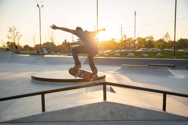 デトロイト ミシガン州 アメリカ 2019 デトロイトの日没時にスケートパークで練習を楽しんでいるスケーターやバイカー — ストック写真