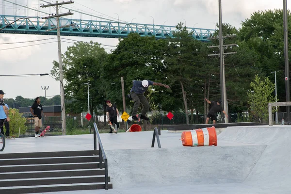 Detroit Michigan Usa 2019 Skaterzy Ćwiczą Sztuczki Deskorolkach Centrum Detroit — Zdjęcie stockowe