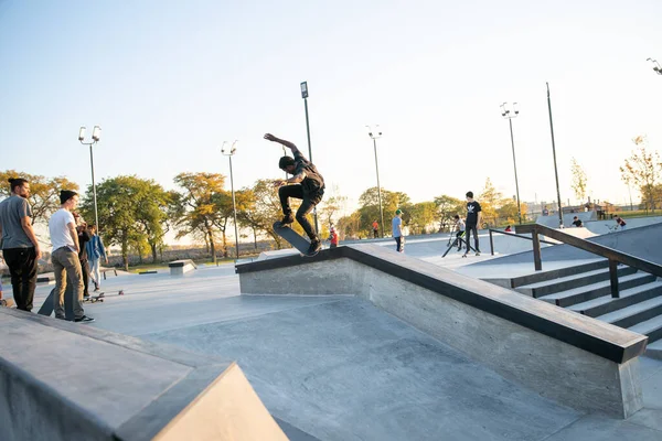 Detroit Michigan Usa 2019 Skater Und Biker Beim Üben Skatepark — Stockfoto