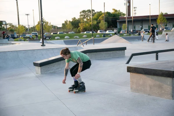 Detroit Michigan Usa 2019 Skaters Bikers Practing Tricks Dusk Detroit — стокове фото