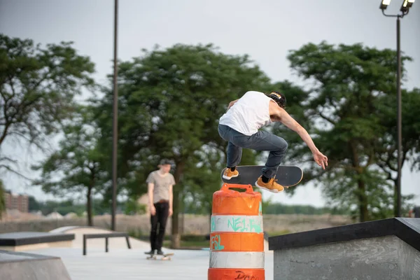 Detroit Michigan Usa 2019 Skaters Εξασκούν Κόλπα Τους Ηλιόλουστη Μέρα — Φωτογραφία Αρχείου