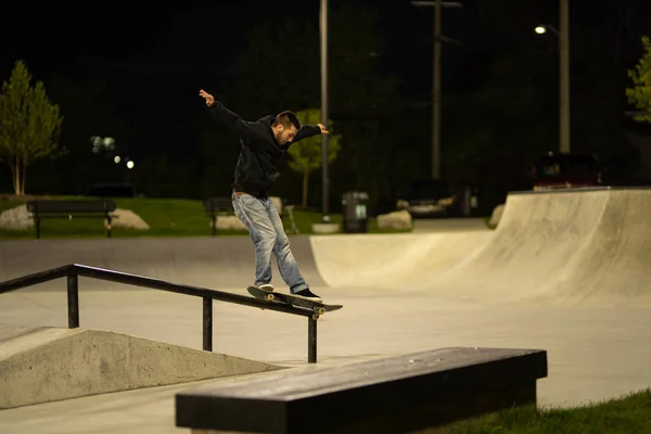 Detroit Michigan Usa 2019 Skaters Practice Tricks Skateboard Park Dark — Stock Photo, Image