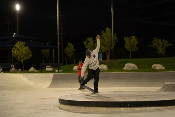 Detroit Michigan Usa 2019 Skridskoåkare Övar Sina Trick Skateboardparken Efter — Stockfoto