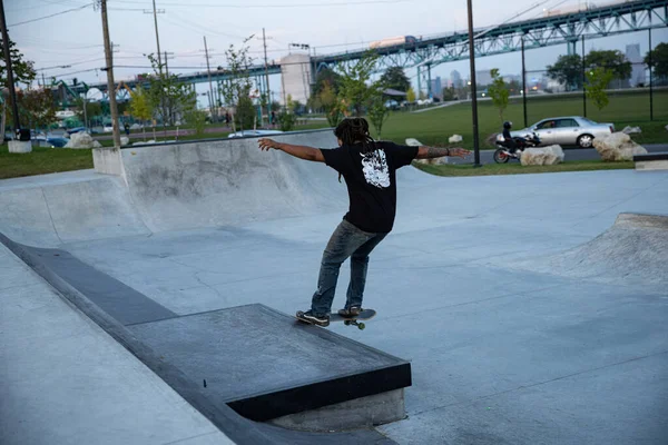 Detroit Michigan Estados Unidos 2019 Skaters Practice Tricks Sunset Skate — Fotografia de Stock