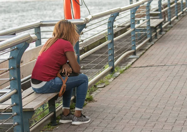 Mujer Desconocida Debe Sentarse Leer Mensaje Importante — Foto de Stock