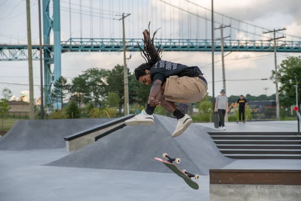 Detroit Michigan Estados Unidos 2019 Los Patinadores Practican Trucos Patinetas —  Fotos de Stock