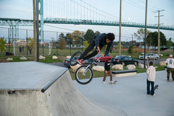 Detroit Michigan Usa 2019 Skaters Bikers Practice Tricks Dusk Detroit — Stock Photo, Image