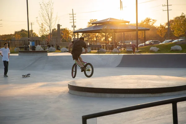 Detroit Michigan Estados Unidos 2019 Patinadores Ciclistas Divierten Practicando Skate — Foto de Stock