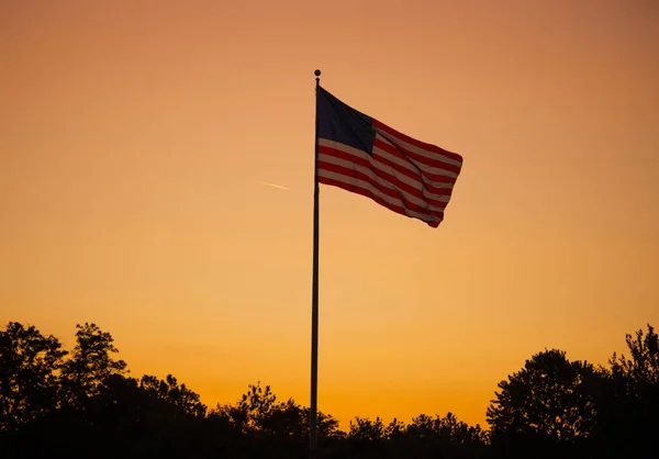 Αμερικανική Σημαία Υψώνεται Ένα Χρυσό Ηλιοβασίλεμα — Φωτογραφία Αρχείου