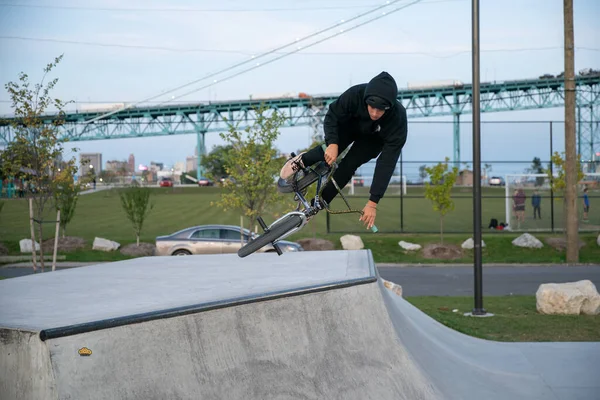 Detroit Michigan Usa 2019 Skaters Bikers Practing Tricks Dusk Detroit — стокове фото