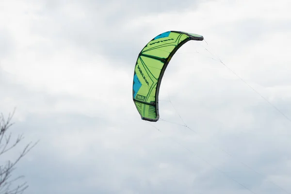 Kite Boardisté Trénují Větrného Dne Oblohy Padáku — Stock fotografie