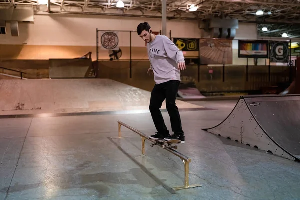 Royal Oak Michigan Usa Korcsolyázók Gyakorolják Trükkjeiket Modern Skate Parkban — Stock Fotó