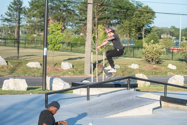 Detroit Michigan Usa 2019 Skater Üben Ihre Tricks Bei Sonnigem — Stockfoto