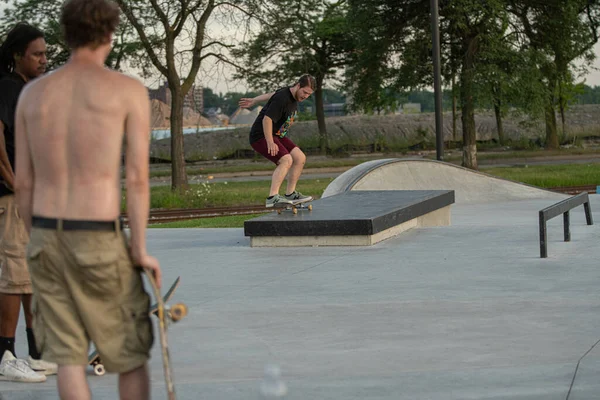 Detroit Michigan Usa 2019 Skaterzy Ćwiczą Sztuczki Deskorolkach Centrum Detroit — Zdjęcie stockowe