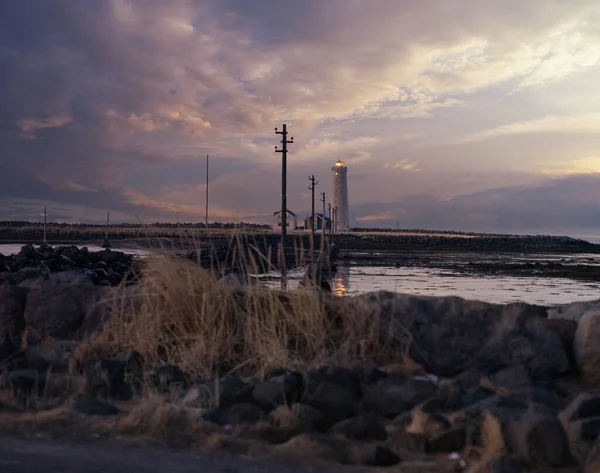 Farol Brilha Como Nuvens Inverno Movem — Fotografia de Stock