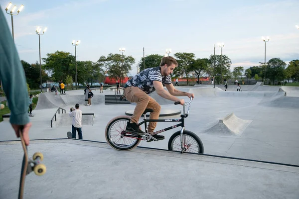 Detroit Michigan Usa 2019 Skater Und Biker Üben Tricks Der — Stockfoto