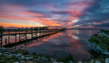 İskelede gün batımı, gece köprü.