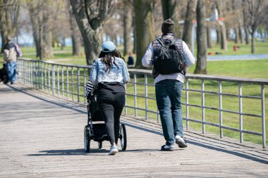 Harrison Township, Michigan / ABD - 13 Mayıs 2020: Corona Virüsü sırasında Michigan Metro Parkı etkinliği.