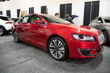 Toledo, Ohio, ABD - 02.07.2020: Büyük Toledo Otomobil Fuarı 2020, The Blade tarafından sunuldu, en yeni araç modelleri ve otomotiv teknolojisinde son gelişmeler.