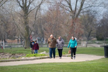 Harrison Township, Michigan, ABD, insanlar parkta boş vakit geçiriyor. 
