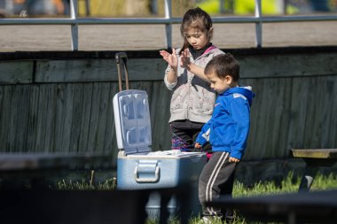 Harrison Township, Michigan, ABD - 15 Mayıs 2020: Covid-19 Corona Virüsü sırasında Michigan Metro Parkı etkinliği.